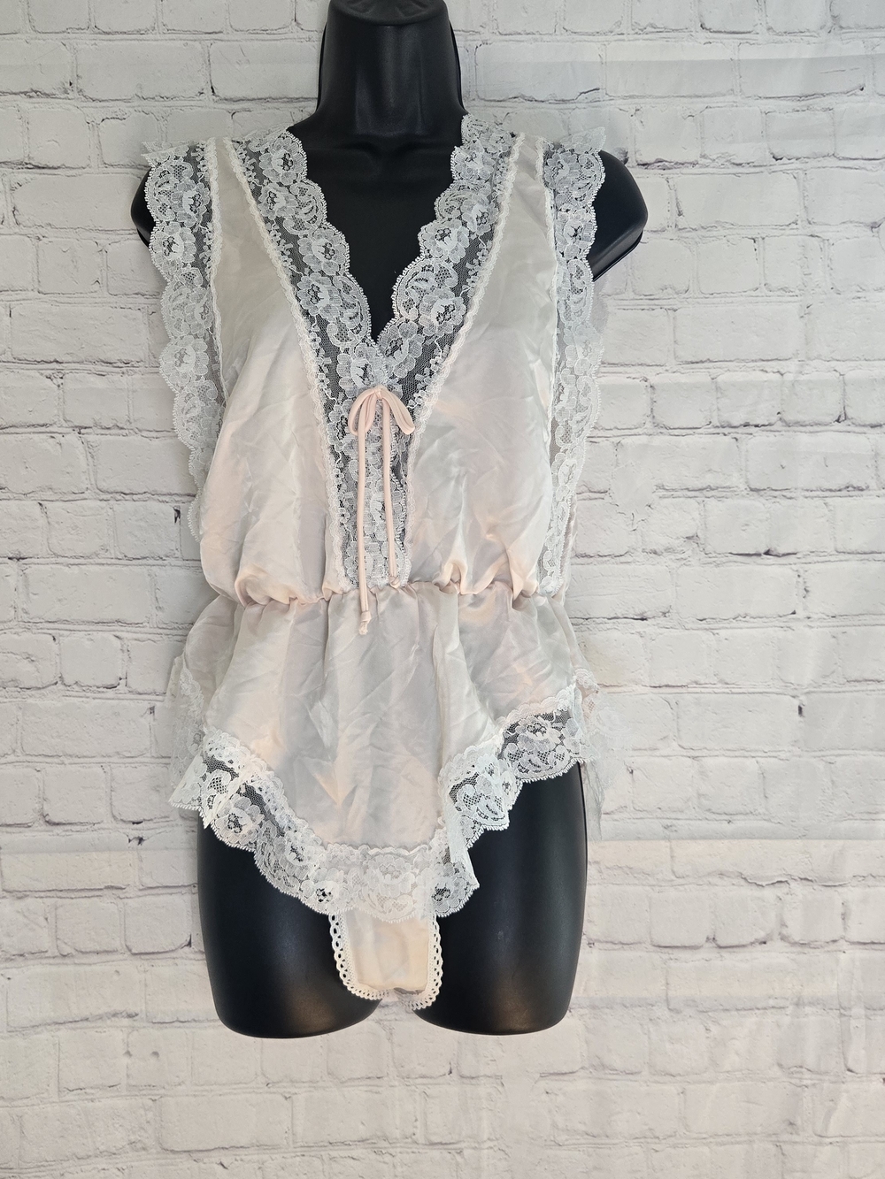 American Vintage 1980s Light Peach Satin Lace Teddy Romper Lingerie Sz Medium